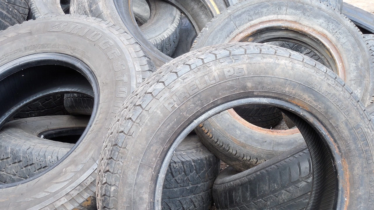 Автомобилни гуми са изхвърлени незаконно в резервата Атанасовско езеро съобщи