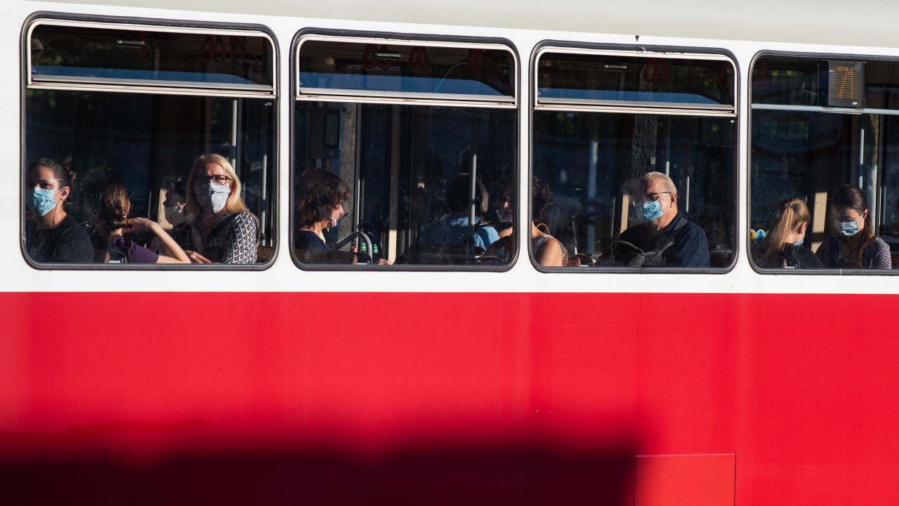 Маските в обществения транспорт на Виена остават задължителни