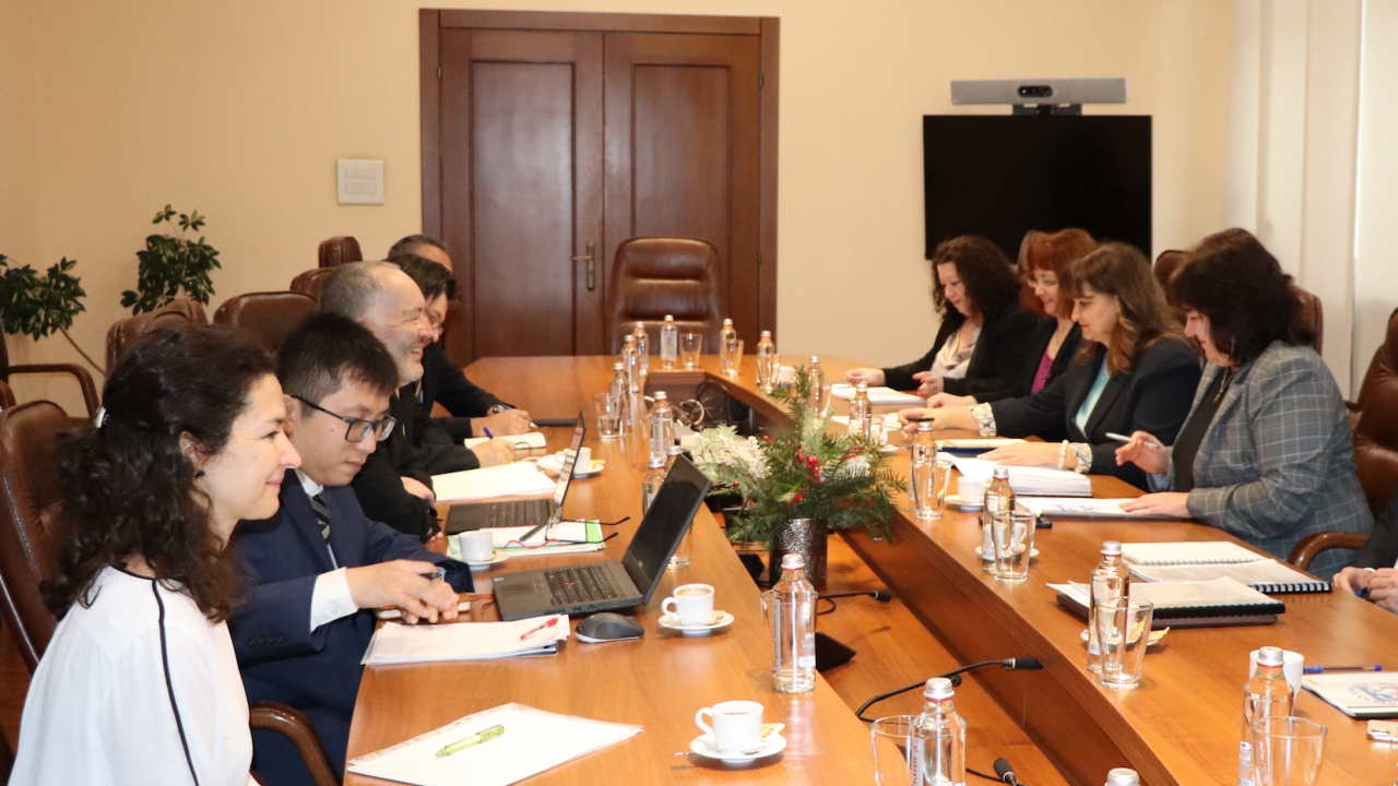 Министър Велкова се срещна с експертна мисия на МВФ