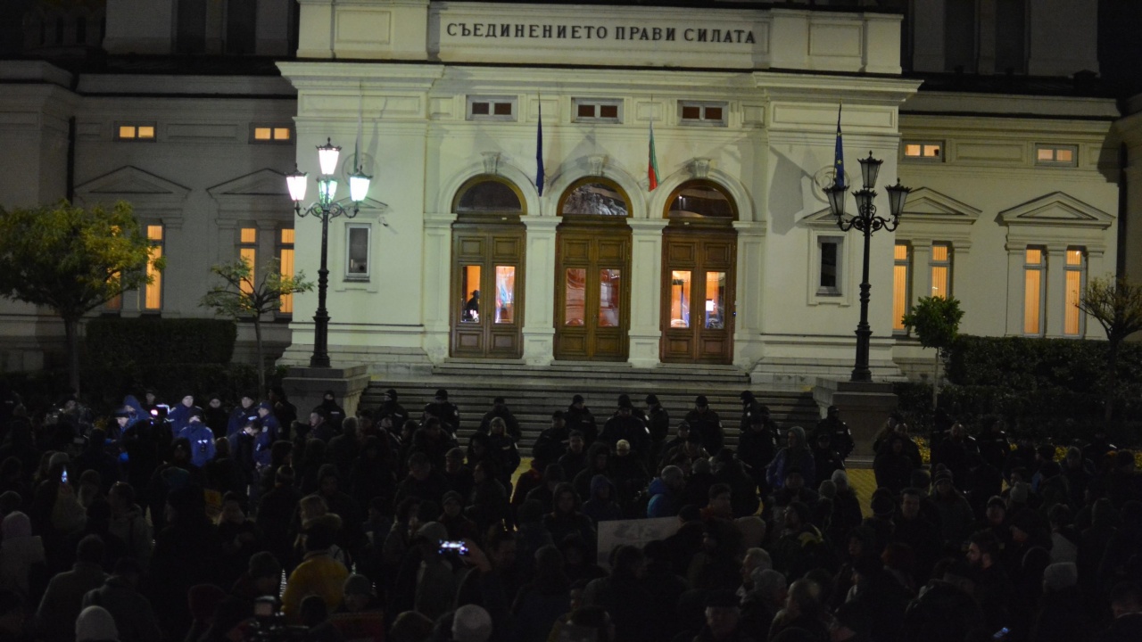 Протест срещу хартиената бюлетина, движението пред Народното събрание е блокирано
