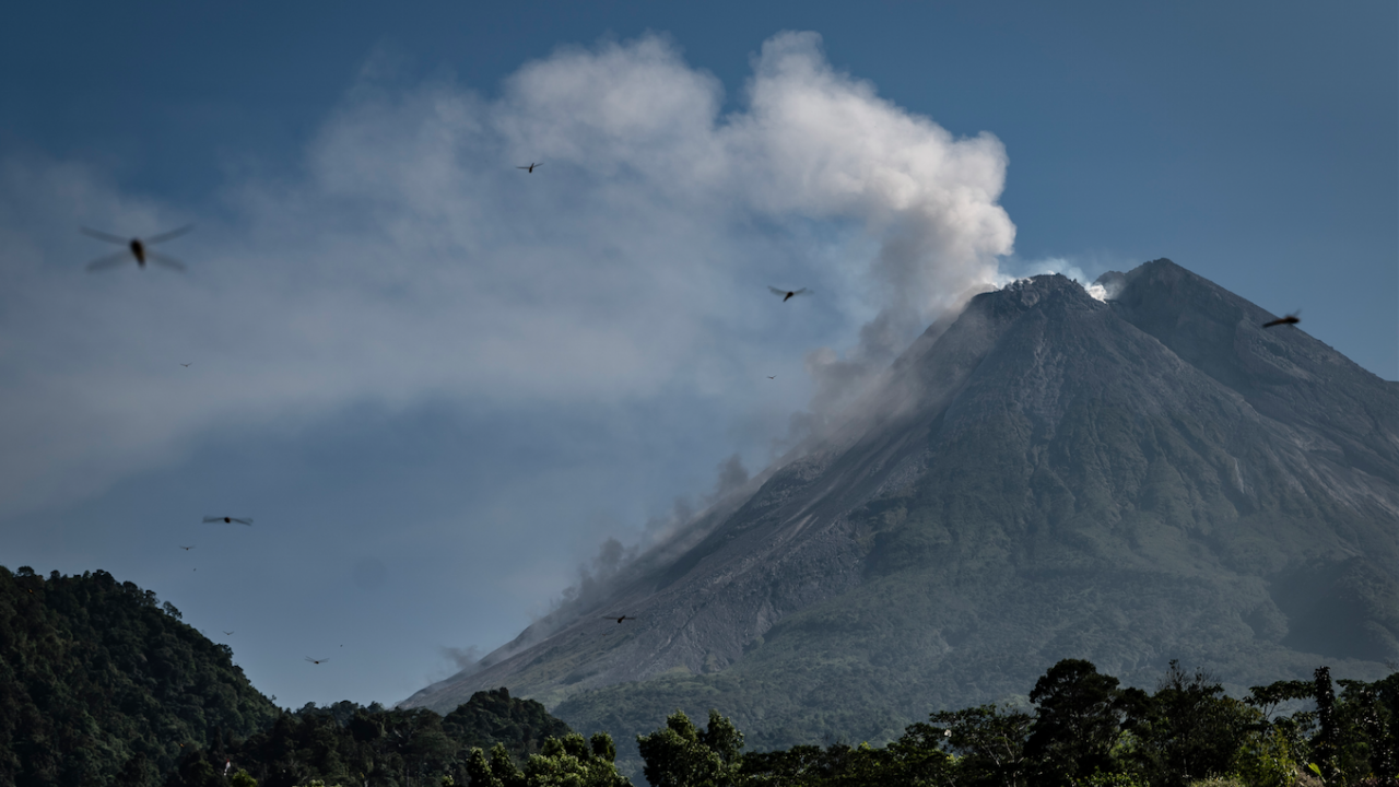 Семеру, най-високият вулкан на най-гъсто населения остров в Индонезия Ява,