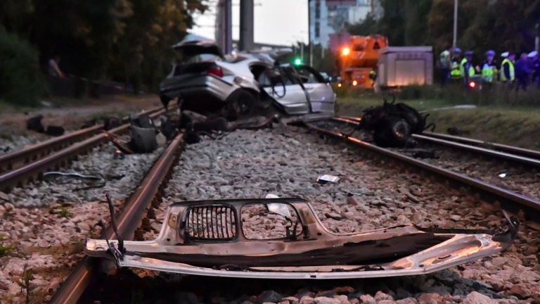 Трамвай блъсна кола в София, шофьорът пострада