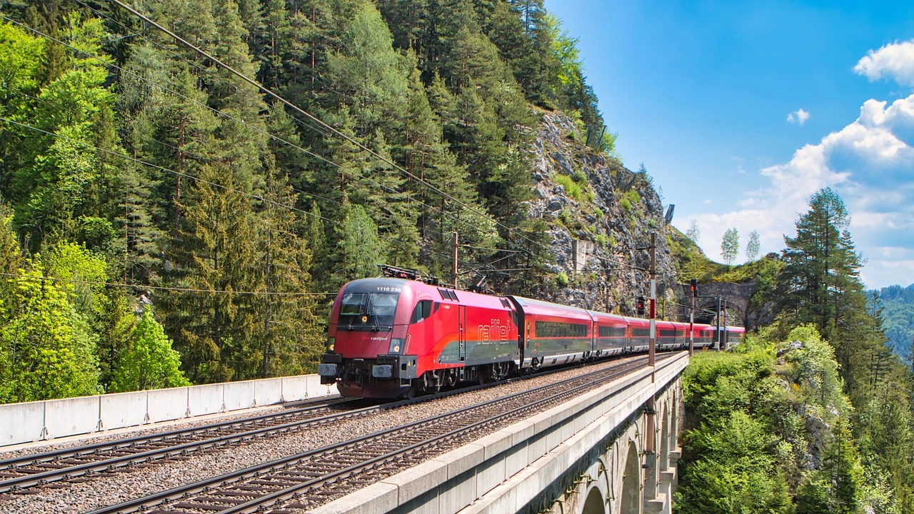 От полунощ повече от 8000 влака на територията на Австрия