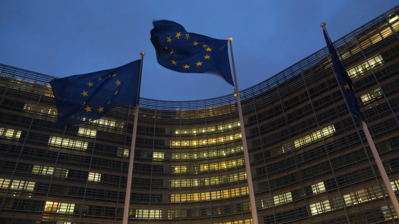 Европейската комисия съобщи днес че предприема две наказателни процедури срещу