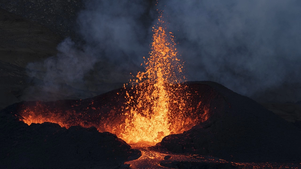 Потоци лава на височина 200 метра изхвърля вулкан на Хаваите