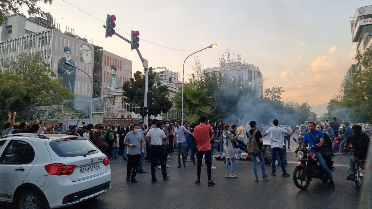 Иранските сили за сигурност застреляха демонстрант празнувал отпадането на националния