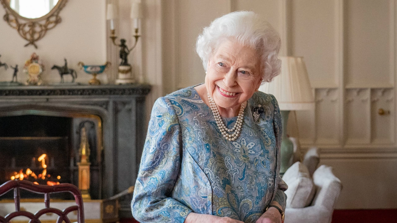 Придворна дама на кралица Елизабет подаде оставка и се извини