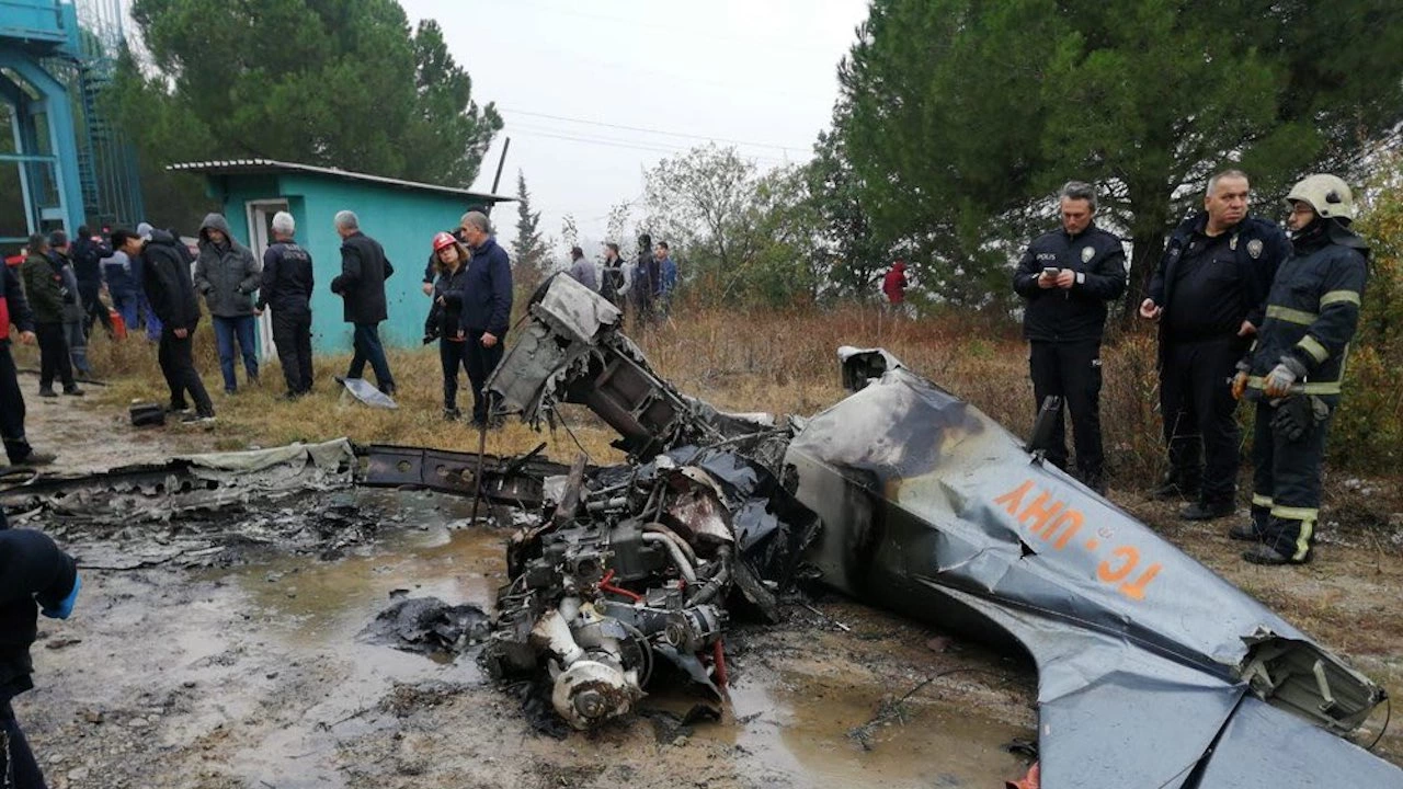 Учебен едномоторен самолет се разби в турския град Бурса, съобщи турската
