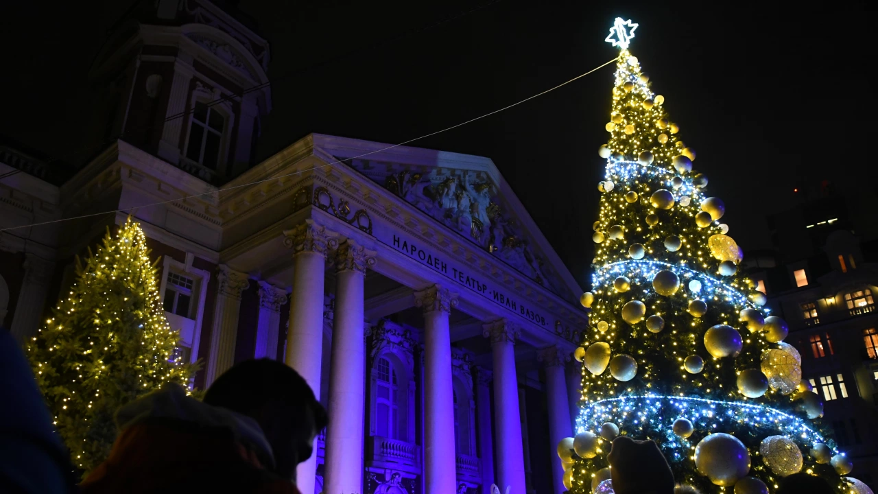 Запалиха светлините на празничната елха пред Народния театър в София Церемонията