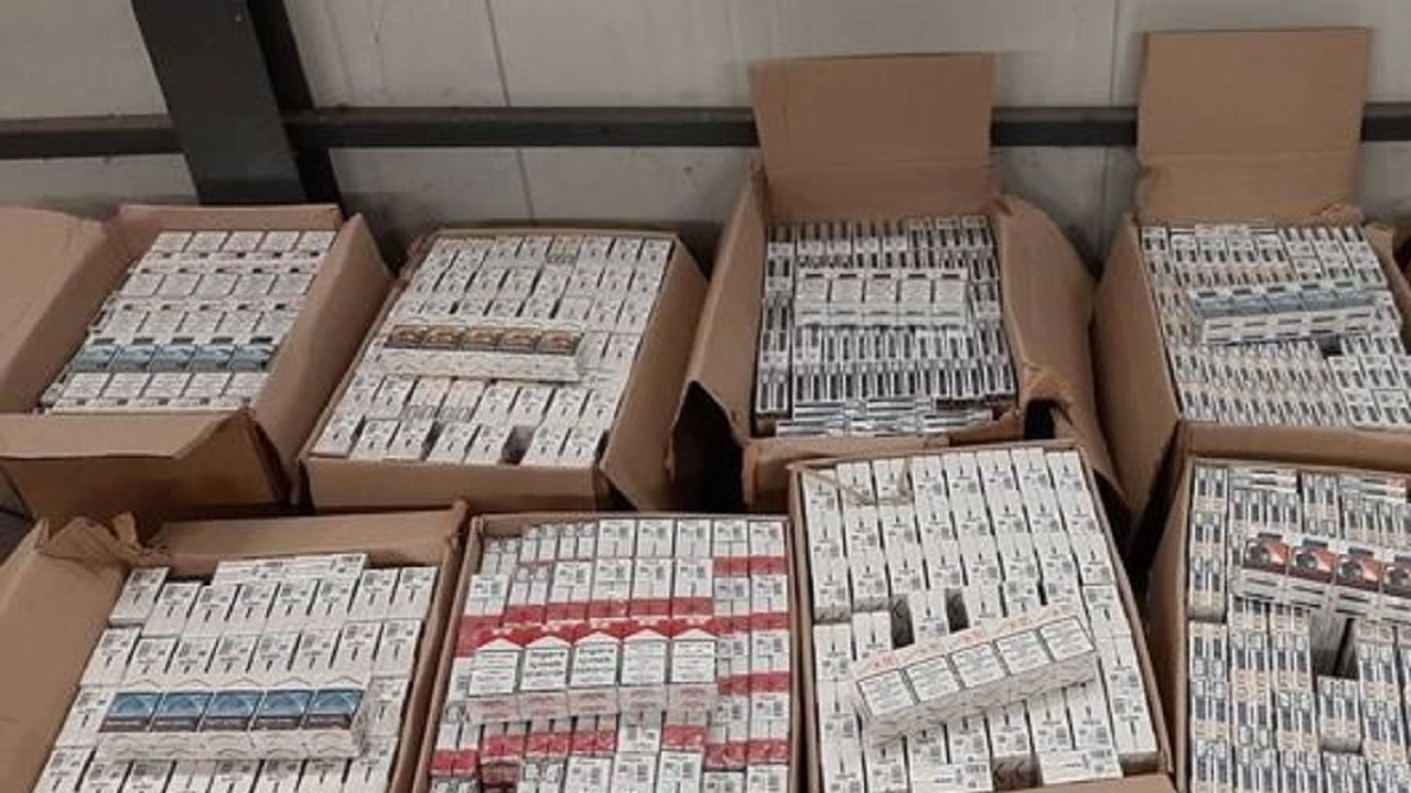 Митнически служители задържаха 3000 кутии (60 000 къса) цигари без