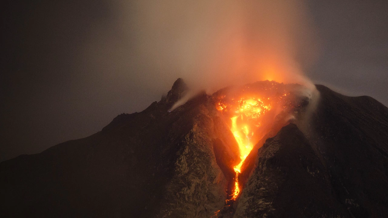 Вулканът Вилярика в Чили озари небето в червено призори на