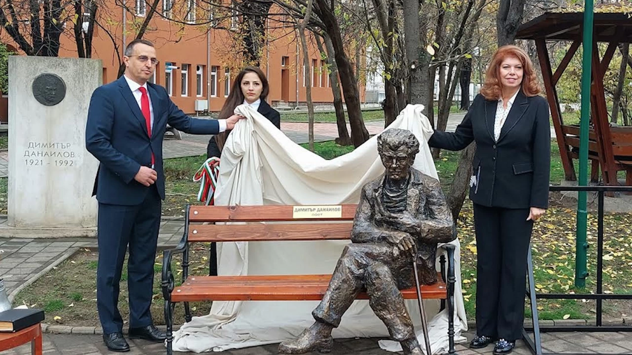 Паметник на поета Димитър Данаилов откри вицепрезидентът в родния му