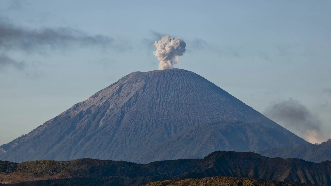 Индонезия повиши до най високо нивото предупреждението издадено след изригването на