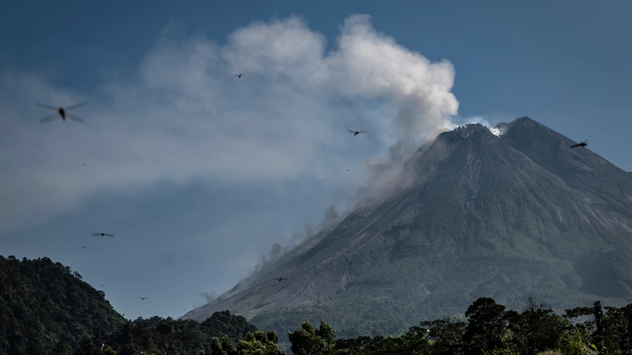 Семеру най високият вулкан на най гъсто населения остров в Индонезия Ява