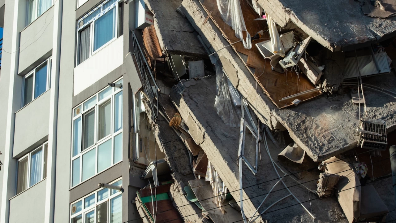 Шест души загинаха при срутване на част от жилищна сграда
