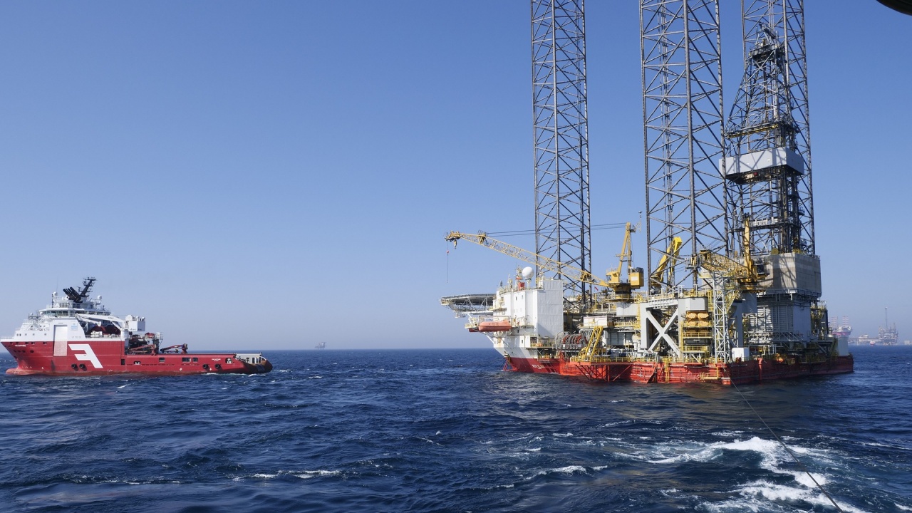 От днес влиза в сила ценовият таван върху вноса на руски суров петрол, превозван по море