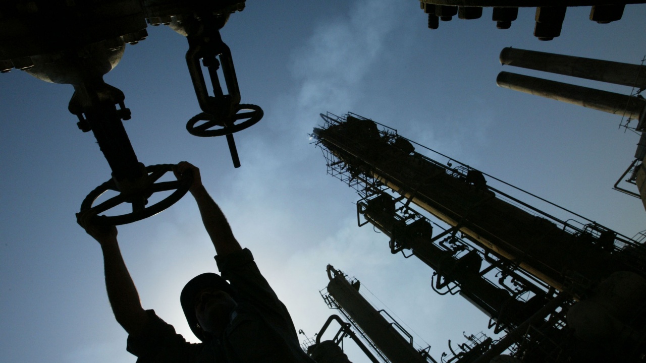 Петролът поскъпва след решението на ОПЕК + да запази производствените си ограничения