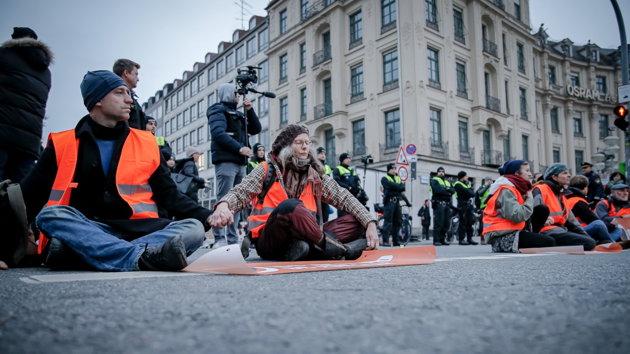 Активисти от движението “Последно поколение“ отново блокираха трафика в Мюнхен,