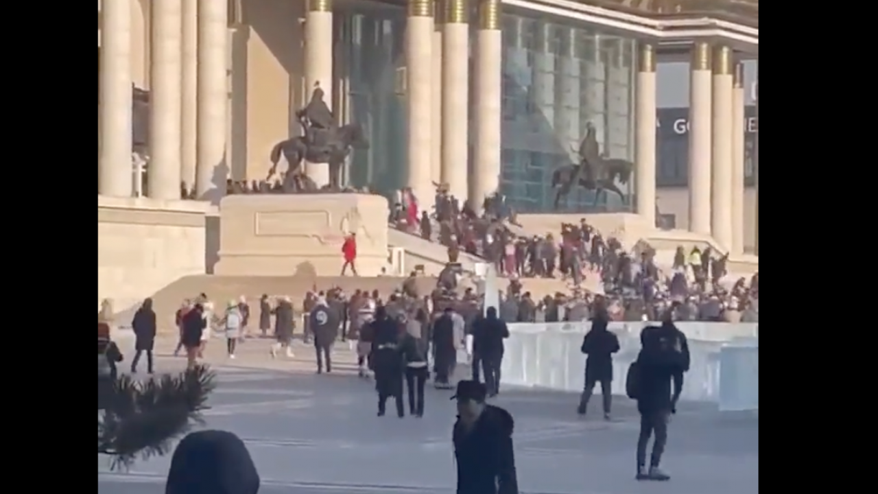 Протестиращи опитаха да щурмуват правителствени сгради в Монголия