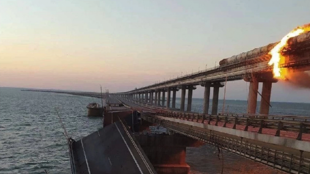 Путин мина с кола по частично разрушения Кримски мост