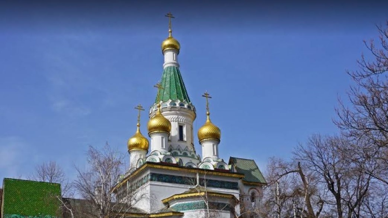 Протестиращи блокираха руски владика и Митрофанова в Руската църква в София