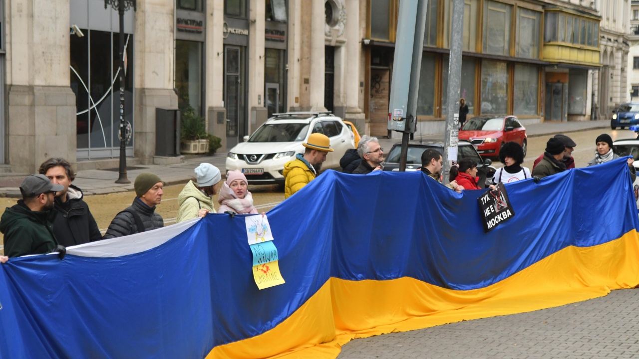 Протестиращи блокираха руски владика и Митрофанова в Руската църква в София