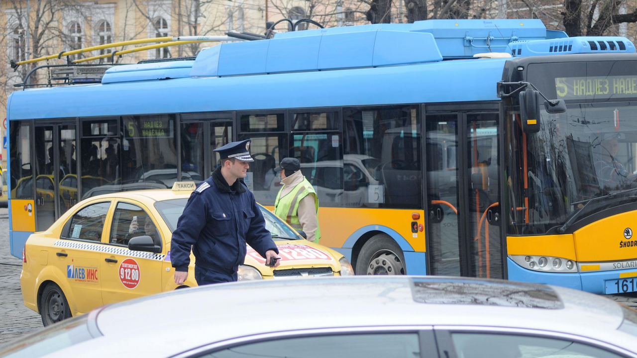 Авария блокира градския транспорт в района на Военна болница в София