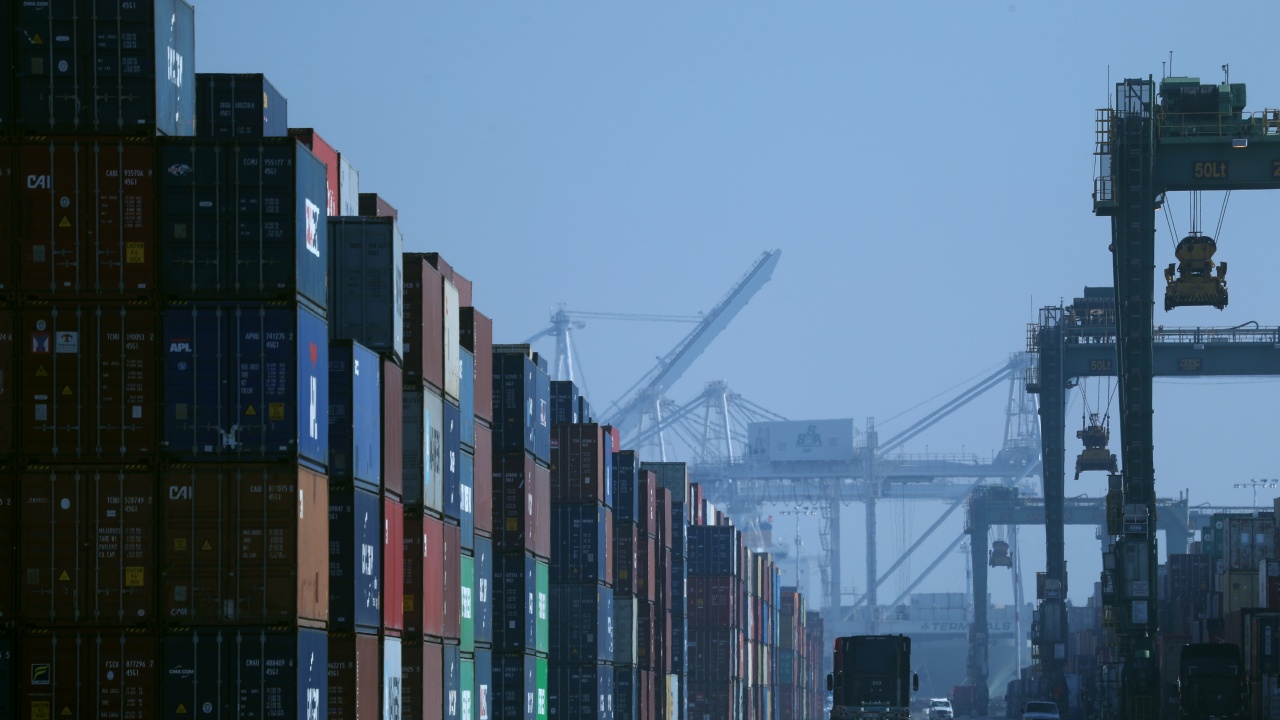 Търговският дефицит на САЩ се е увеличил през октомври заради слабия износ