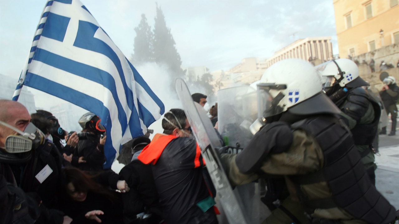 Нови сблъсъци между демонстранти и силите на реда в Солун и Атина