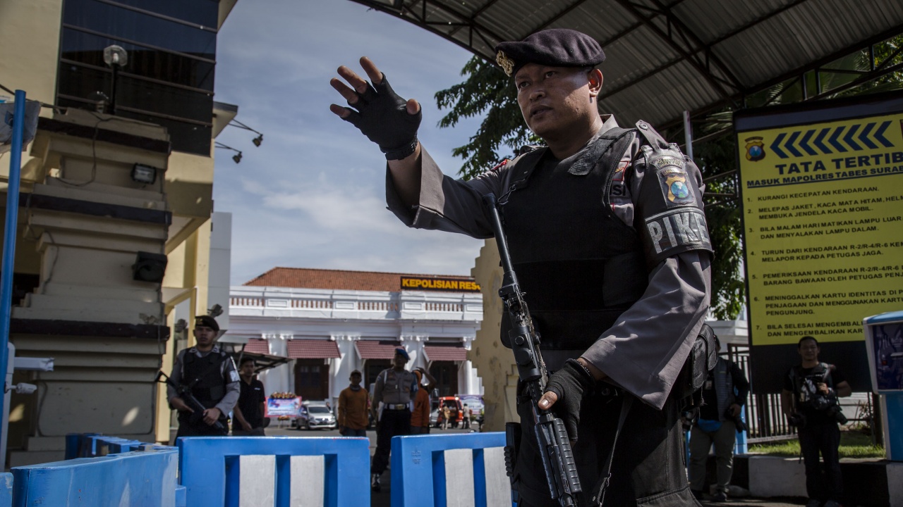 Атентат срещу полицията в Индонезия