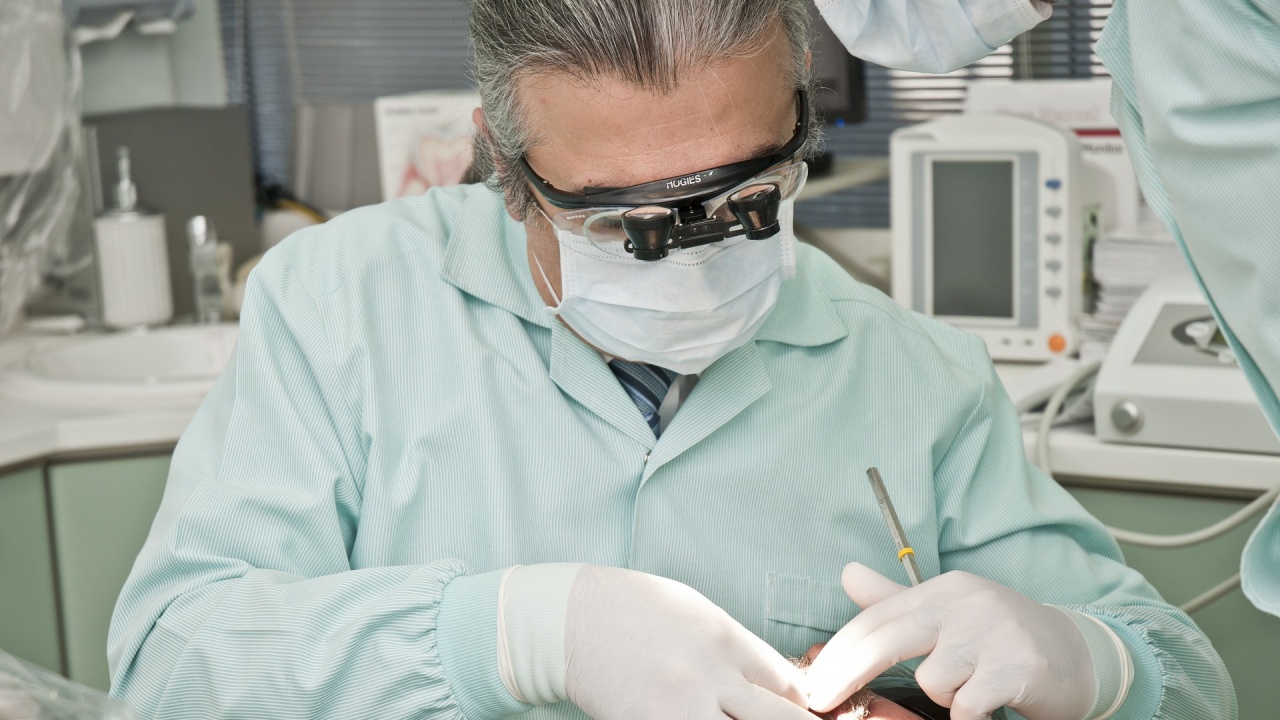 Лекари спасиха дете със зъб в трахеята