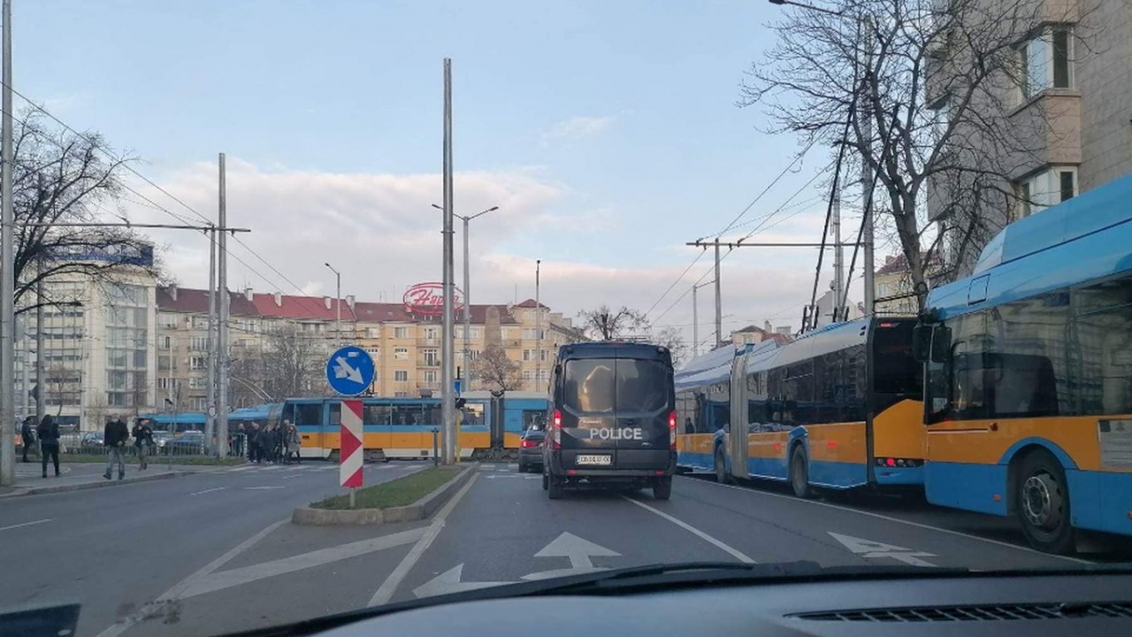 Трамвай аварира на площад Руски паметник в София