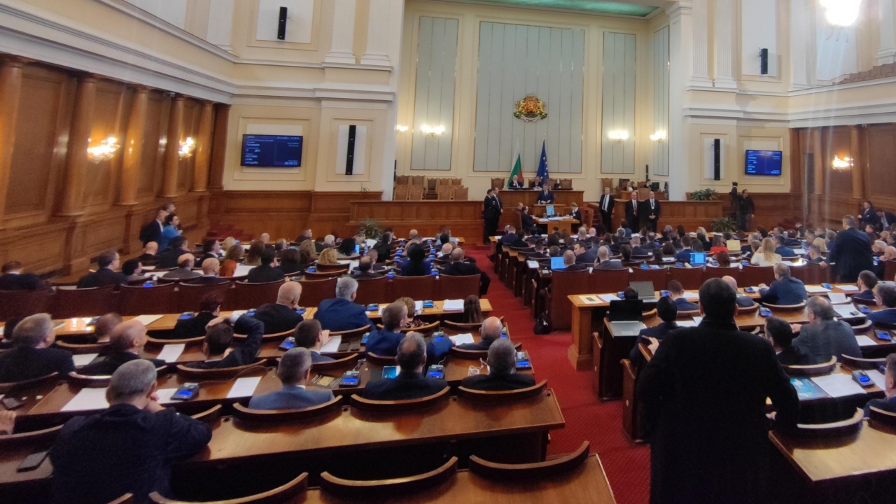 Депутатите с остри критики към служебния кабинет, БСП и ПП искат Радев да се яви в парламента
