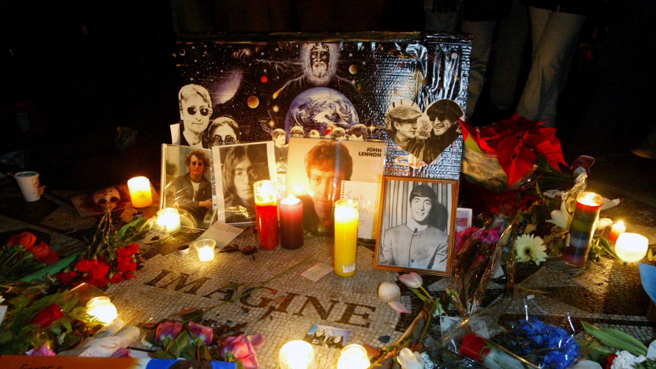 Днес се навършват 42 години от убийството на Джон Ленън.
