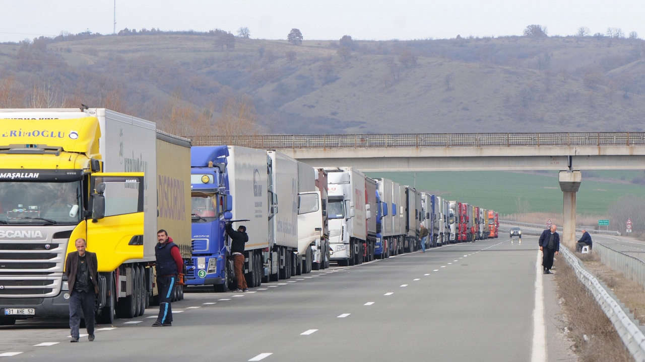 Движението към граничния пункт Дунав мост отново е затруднено от