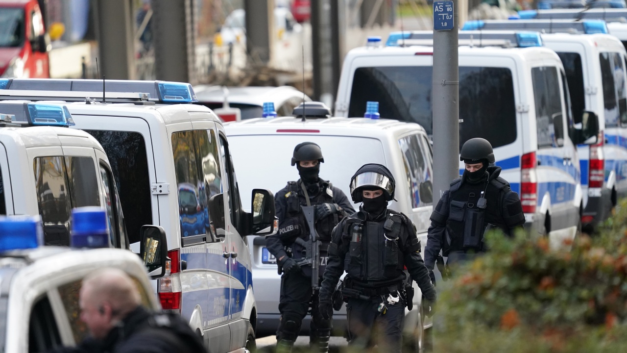 Полицията обезвреди мъжа, който уби майка си и взе заложници в Дрезден