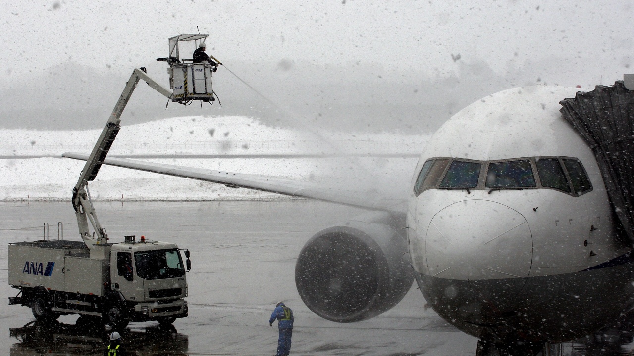 Сняг затвори летището в Манчестър и хиляди пътници бяха блокирани за часове