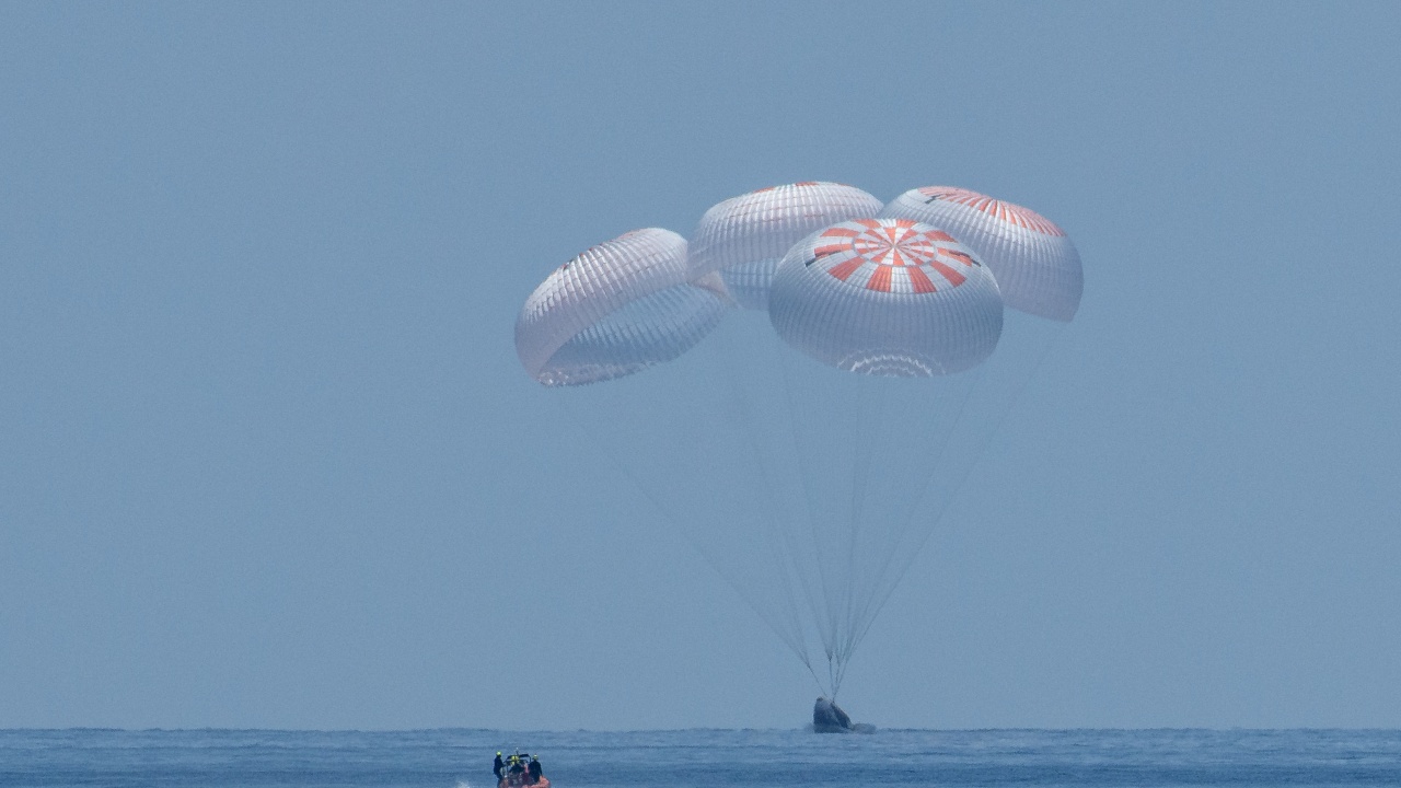 Капсулата на НАСА "Орион" се приводни край Мексико