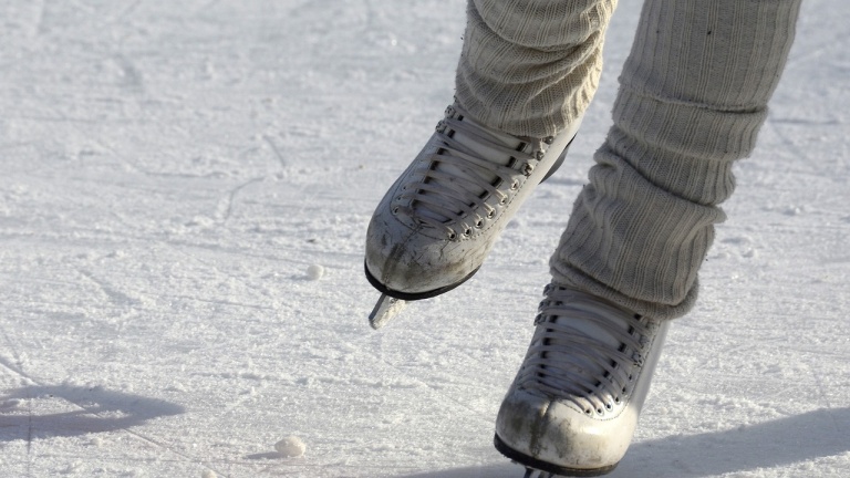 Община Самоков започва работа по ледената пързалка
