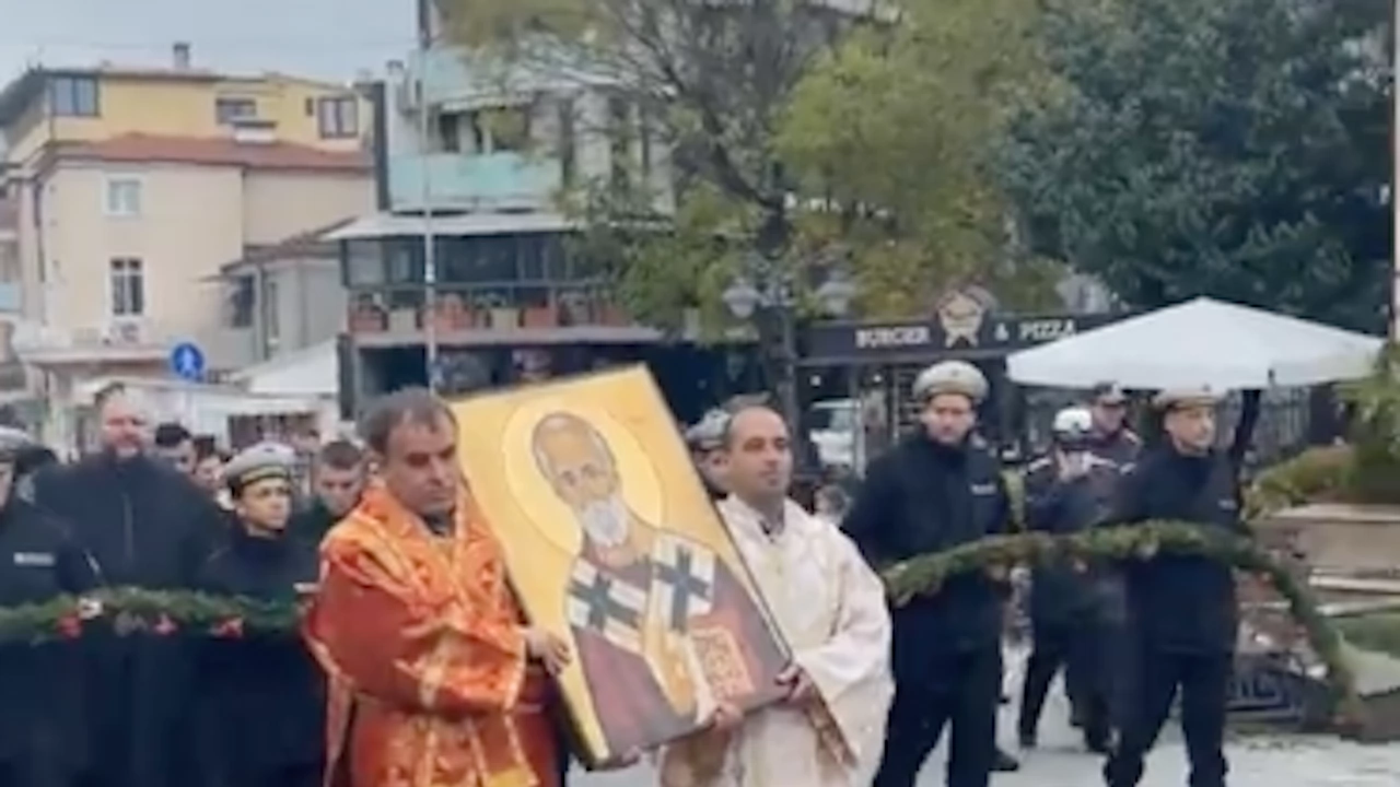Традиционното Никулденско литийно шествие за празника на Бургас изпъстри улиците