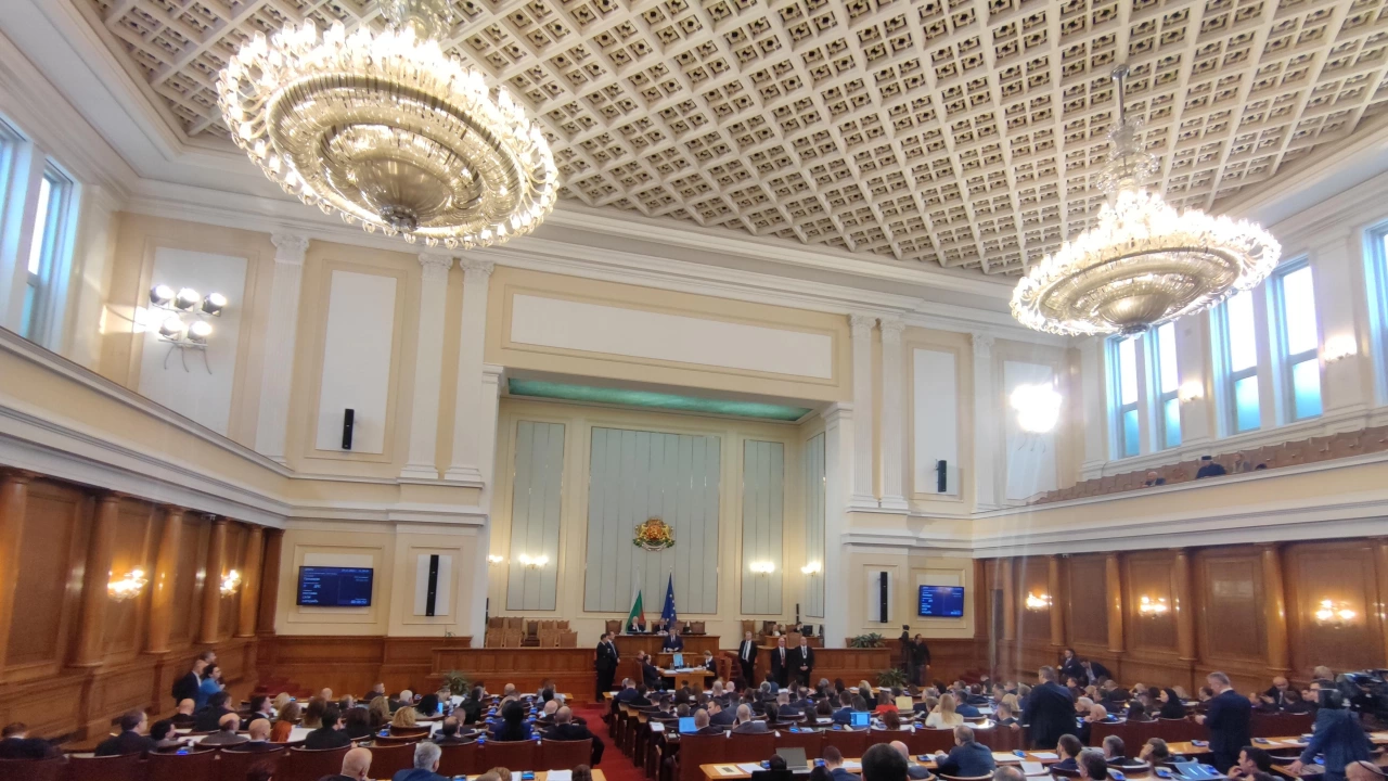 Народното събрание ще обсъди на първо гласуване два законопроекта свързани с