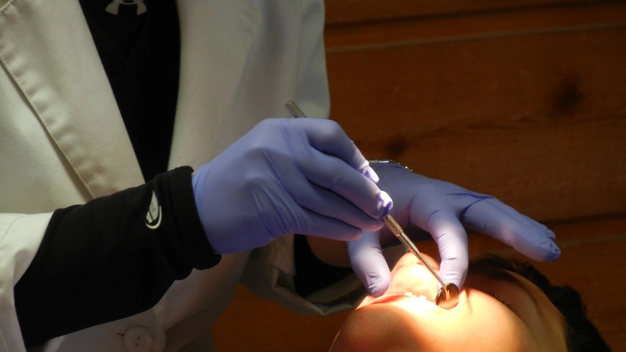 Лекари спасиха петокласник след като млечен зъб пада докато спи