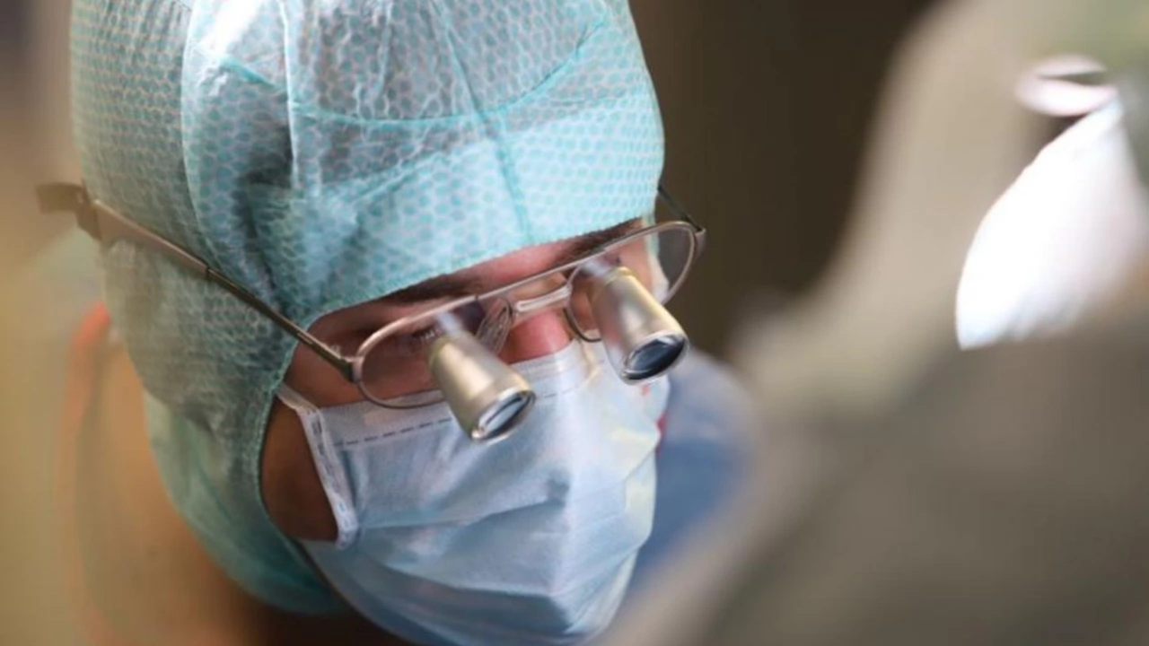 Специалисти от Военномедицинска академия извършиха поредна чернодробна трансплантация съобщиха от здравното
