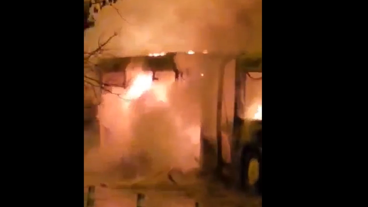 Автобус от градския транспорт в София изгоря тази сутрин съобщиха
