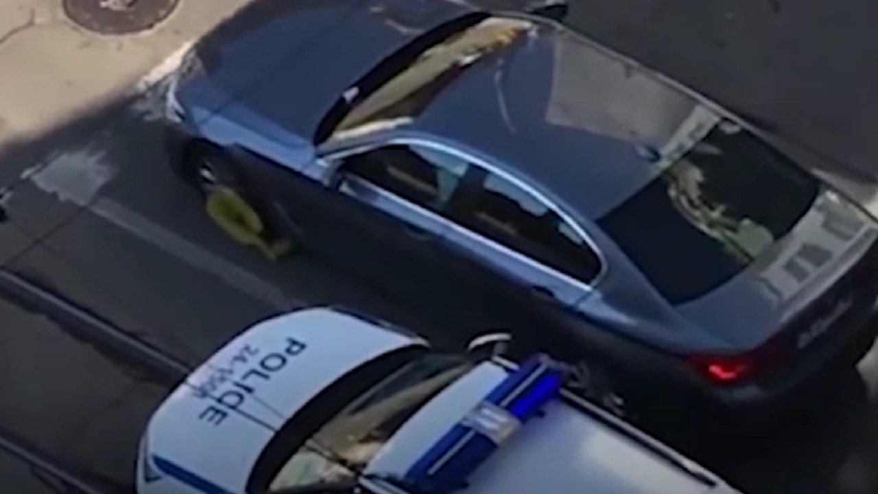 Шокиращо видео циркулира из мрежите  Автомобил шофира със скоба поставена на