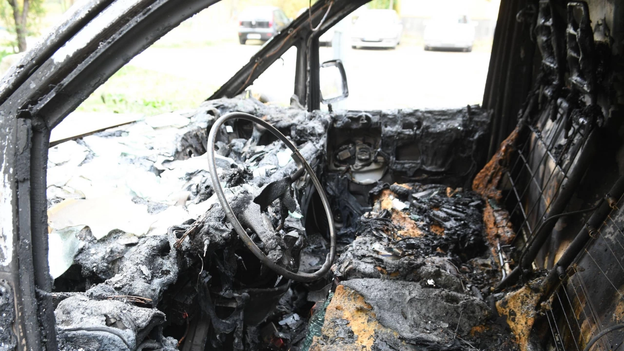Кола изгоря напълно на пътя Бургас Созoпол Колата се е запалила в движение