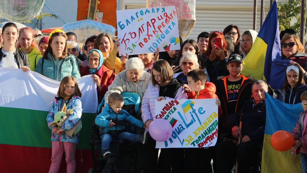 Украински бежанци излязоха на протест в центъра на Приморско За
