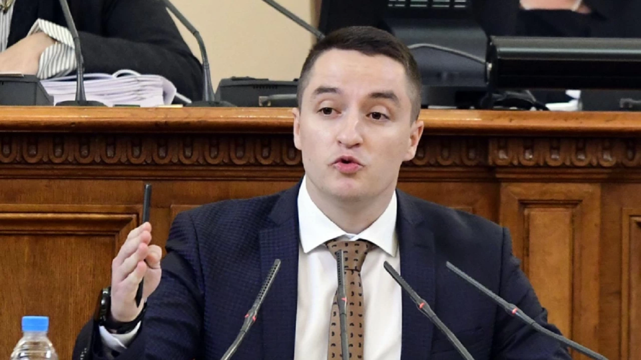 Изключеният от парламентарната група на БСП Явор Божанков си татуира