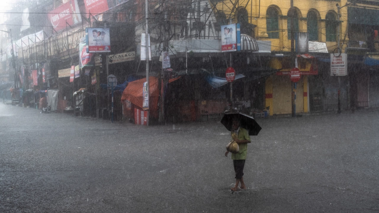 Мощта тропическа циклонна буря днес отне живота на най малко четирима