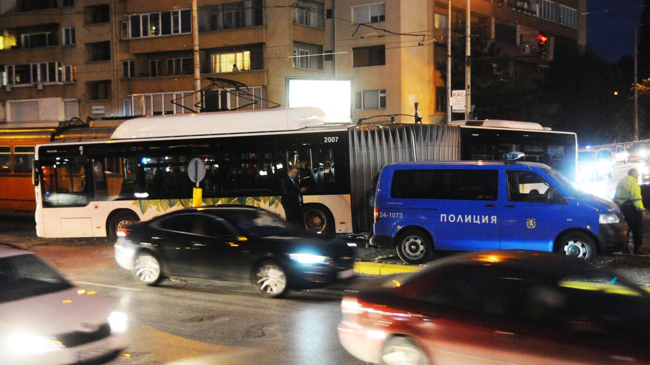 Два леки автомобила са катастрофирали на кръстовището между булевардите Ситняково